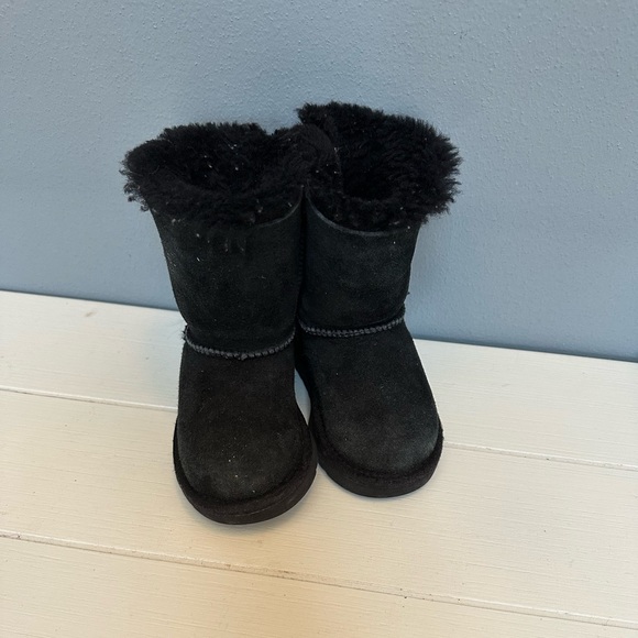 SOLD Toddler Ugg boots - Picture 1 of 4